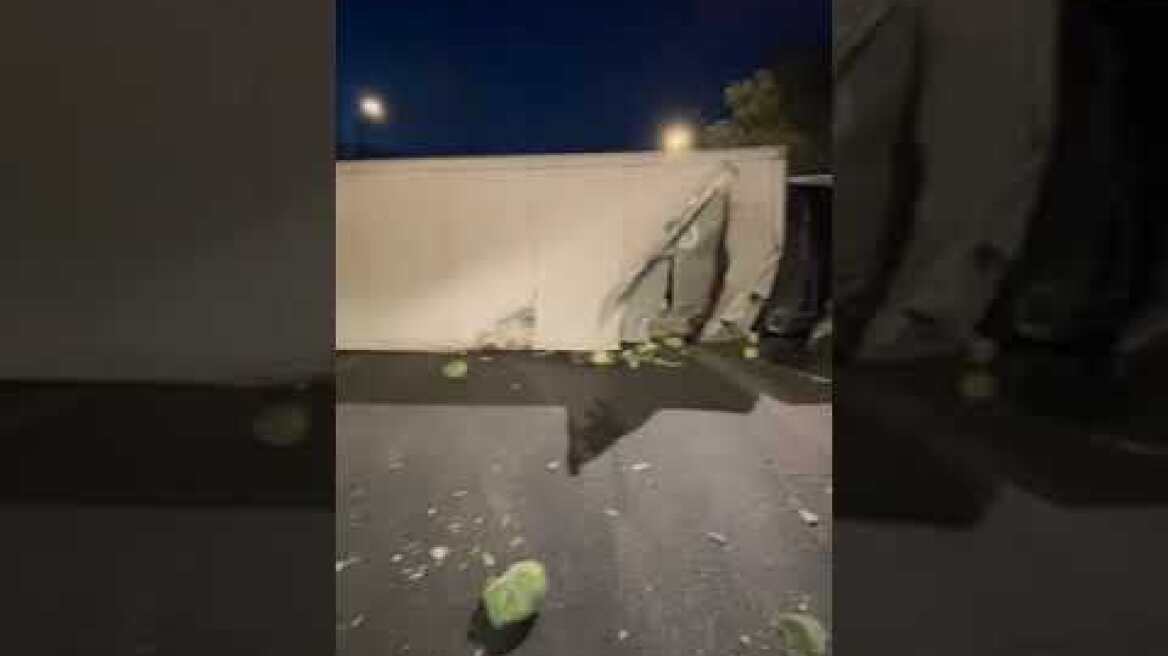 Τροχαίο με ανατροπή νταλίκας στο ύψος του Σκαραμαγκά