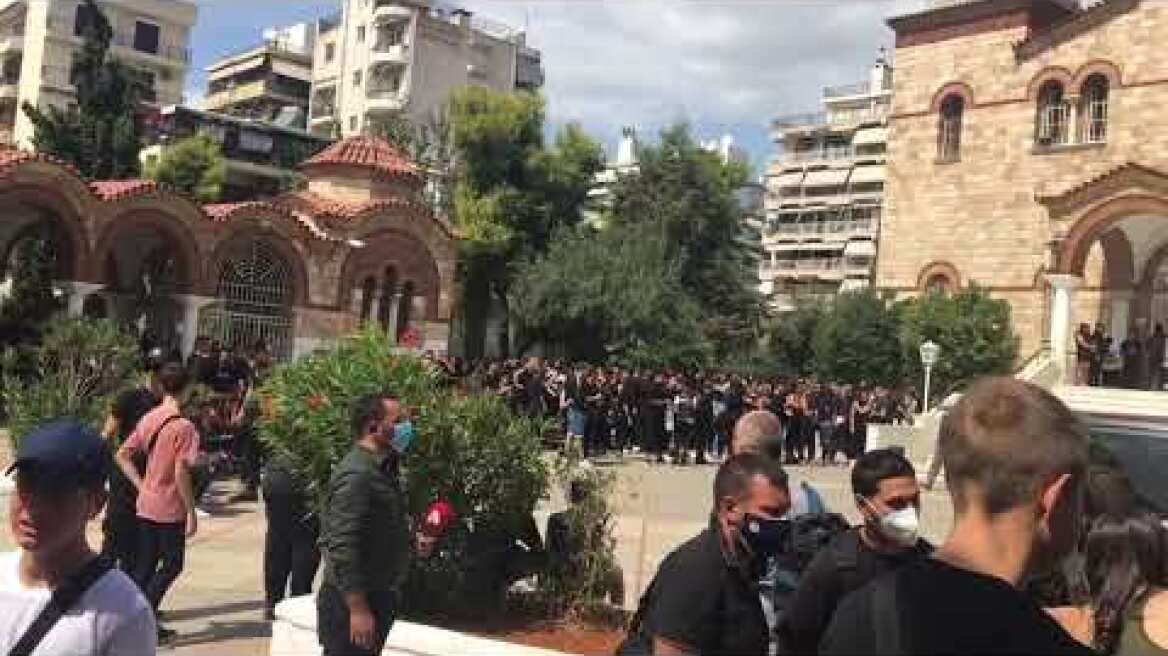 Κηδεία Mad Clip