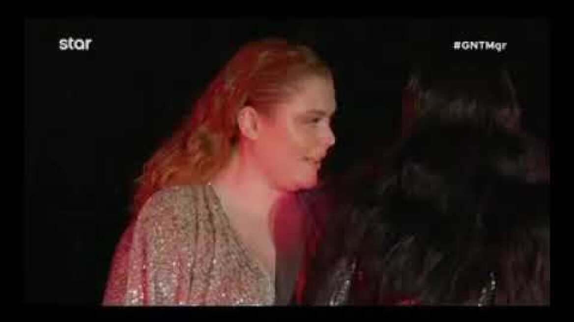 Είναι θαύμα που δεν έπεσαν μέσα στην πισίνα