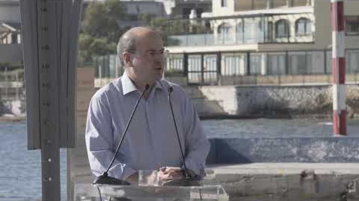 Χατζηδάκης σε πυρόπληκτους στο Μάτι: Πρέπει να βάλουμε μια τάξη, βοηθήστε μας