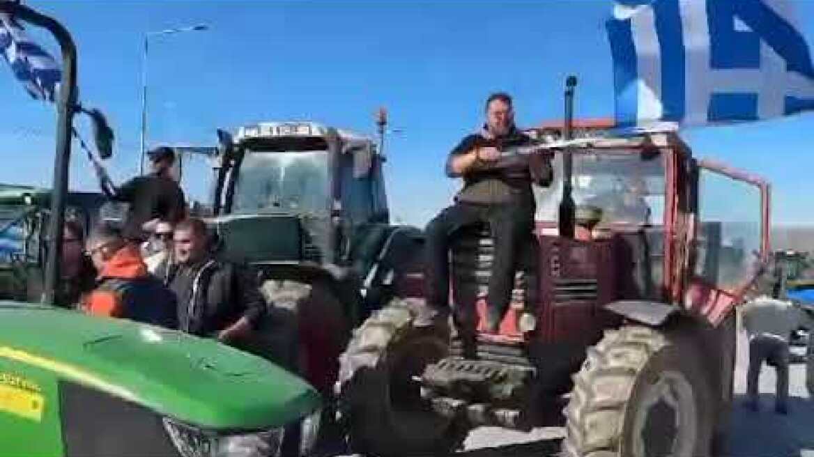 Aποκλεισμός με τρακτέρ της Εθνικής οδού Λάρισας - Κοζάνης - Ενισχύθηκε το μπλόκο και με νέα τρακτέρ