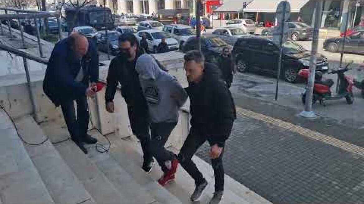 Στον ανακριτή ο 62χρονος που κλειδώθηκε με τα παιδιά του στο αυτοκίνητο και άνοιξε φιάλη υγραερίου