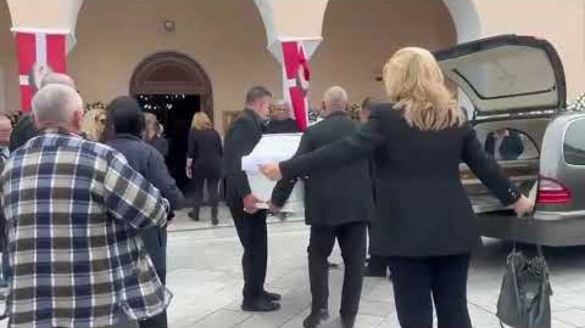 Σε κλίμα οδύνης συγγενείς και φίλοι λένε το τελευταίο «αντίο» στην 19χρονη Μυρτώ