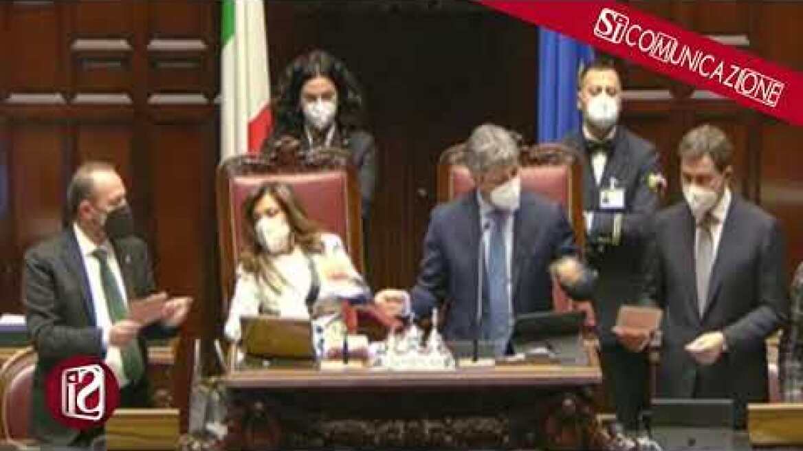 L'applauso che saluta il ritorno al Quirinale di Mattarella rieletto Presidente della Repubblica