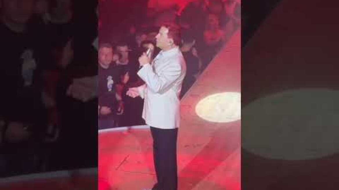 Ο Γιώργος Μαζωνάκης με κόκκινο μαλλί στη σκηνή 😅🎤