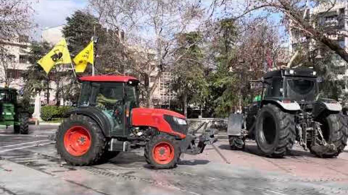 Στην Κεντρική Πλατεία της Λάρισας οι αγρότες με τα τρακτέρ τους (1)
