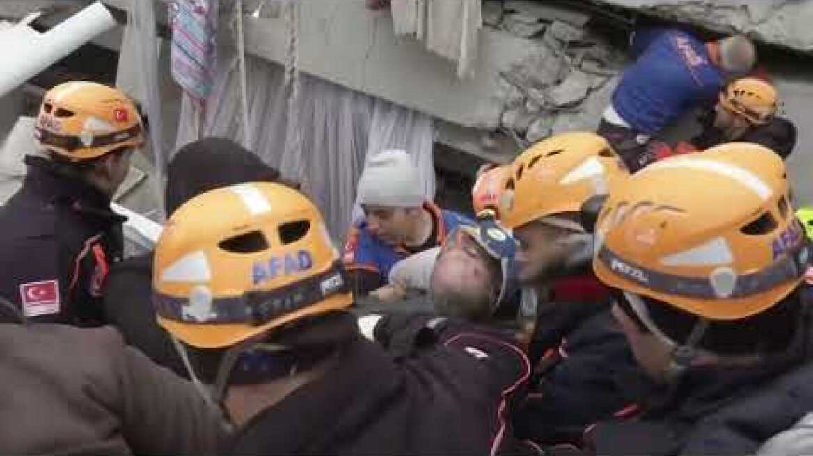 Σεισμός στην Τουρκία: Διασώστες ψάχνουν για επιζώντες στο Πάζαρτσικ