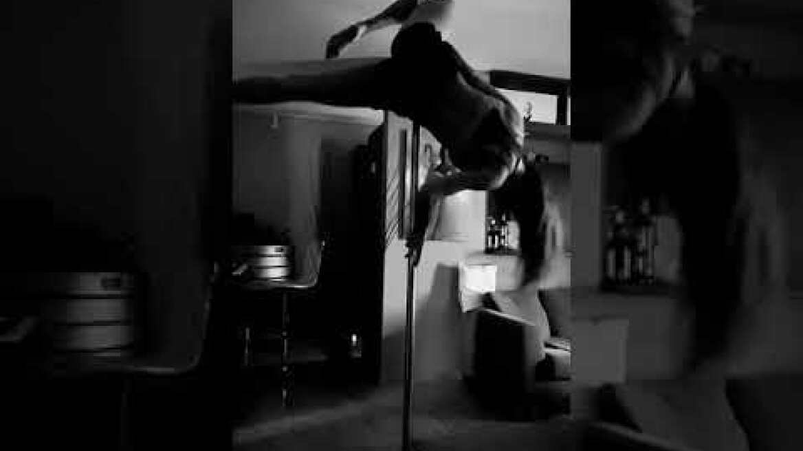 Η Νικολέττα Καρρά κάνει pole dancing σπίτι της