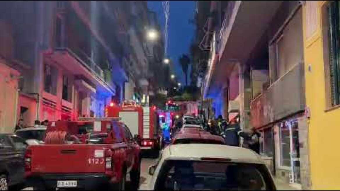 Δυνάμεις της Πυροσβεστικής στο κτήριο στο Γκύζη