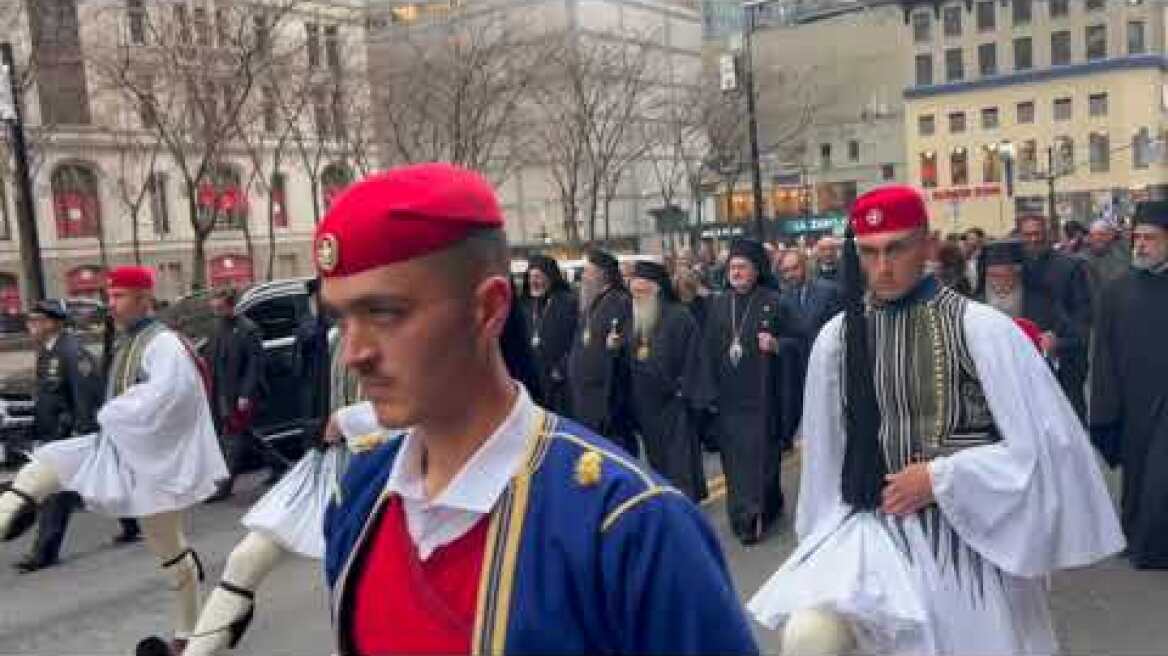 Παρέλαση υπό βροχή και έπαρση σημαίας στο Μπόουλινγκ Γκριν