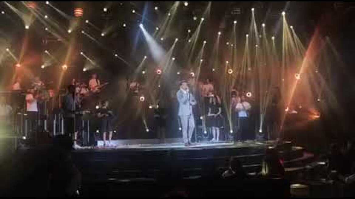 Ο Νίκος Βέρτης παρακαλεί τους θαμώνες να τηρήσουν τα μέτρα