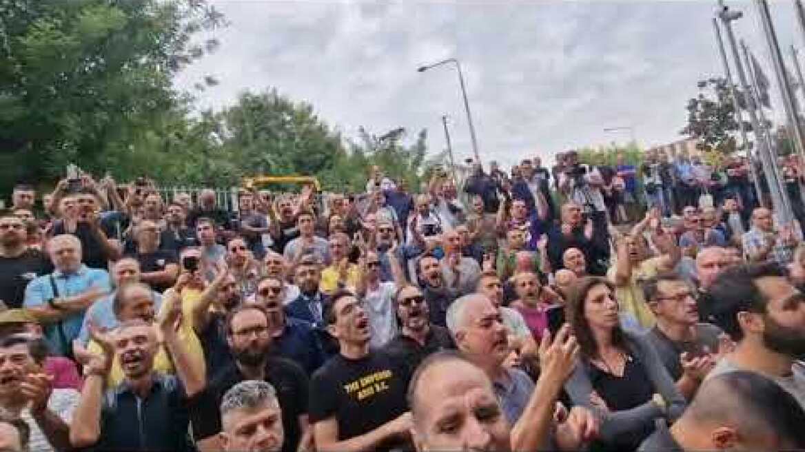 Κηδεία Γιάννη Ιωαννίδη: Οι παίκτες του Άρη σήκωσαν τα κύπελλα - Συνθήματα τραγουδούσε ο κόσμος