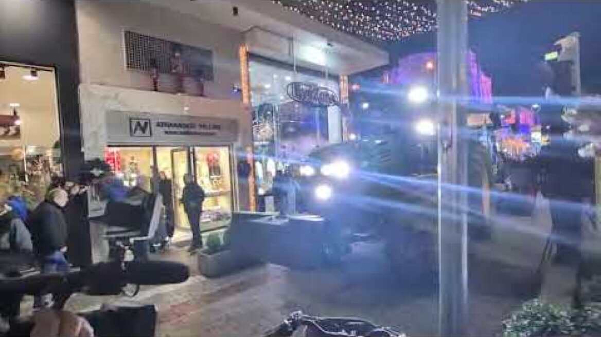 Αγρότες πέταξαν άχυρα έξω από τα γραφεία βουλευτών της Νέας Δημοκρατίας στη Λάρισα (2)