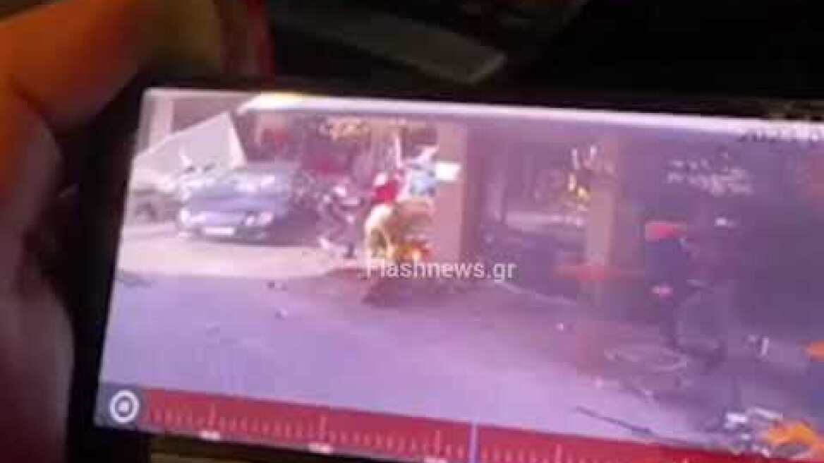 Η στιγμή που αυτοκίνητο πέφτει σε θαμώνες εστιατορίου στα Χανια