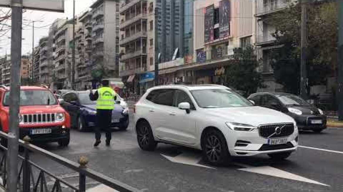 Αστυνομικοί κάνουν ελέγχους πάνω στη Λ. Κηφισίας