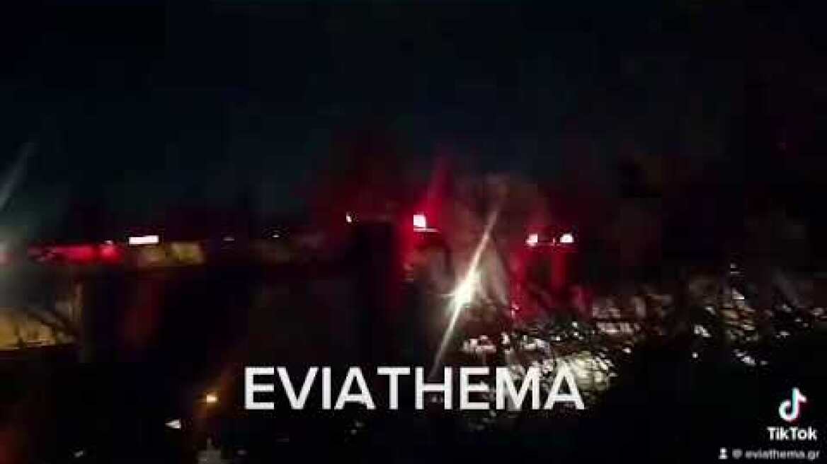 Φωτιά σε εγκαταλελειμένο εργοστάσιο χρωμάτων στη Δροσιά Χαλκίδας