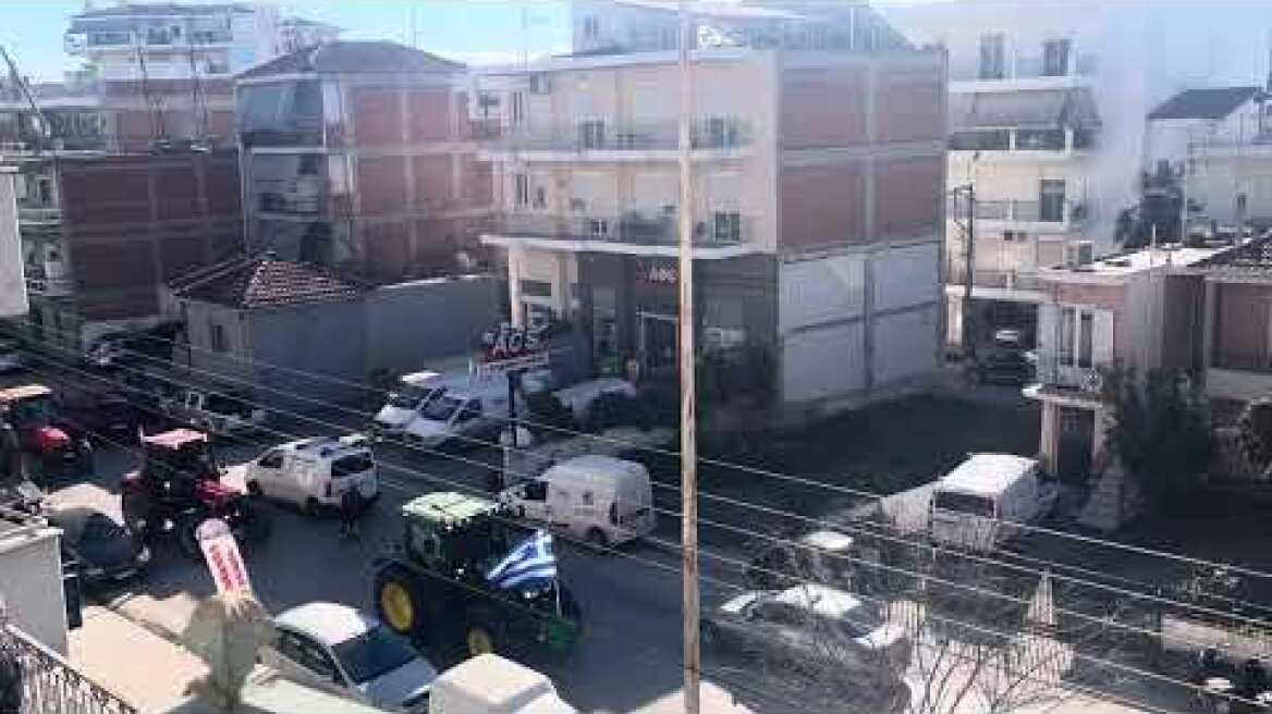 Κομβόι τα τρακτέρ κατευθύνονται προς την Κεντρική πλατεία
