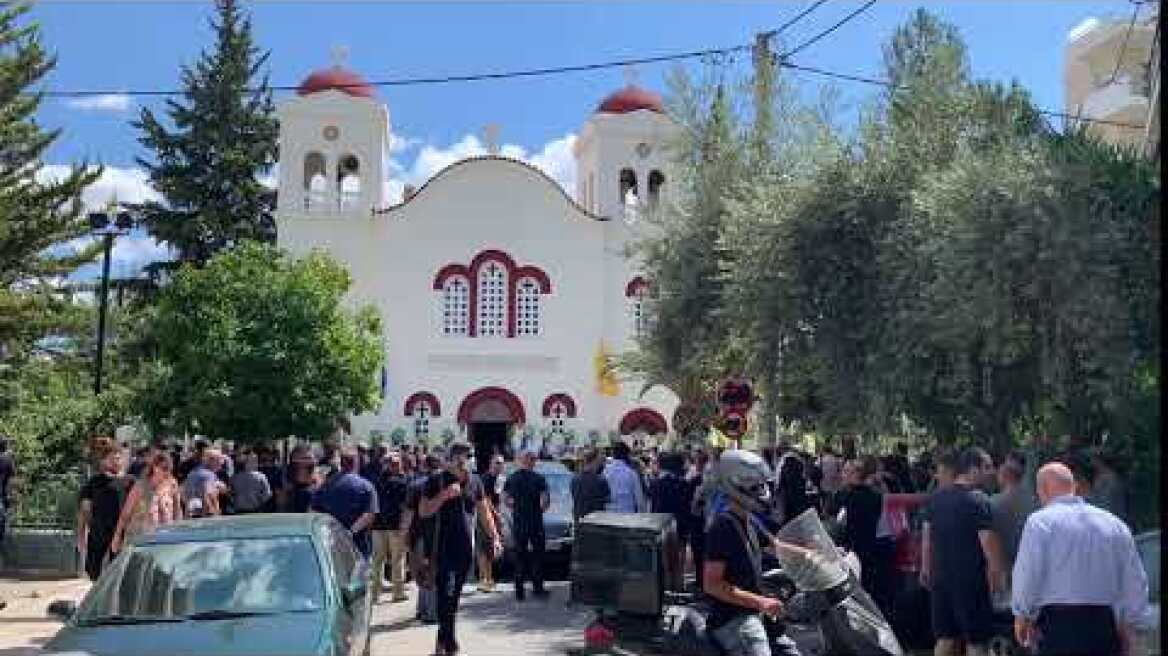 Το τελευταίο αντίο στον άτυχο αλεξιπτωτιστή