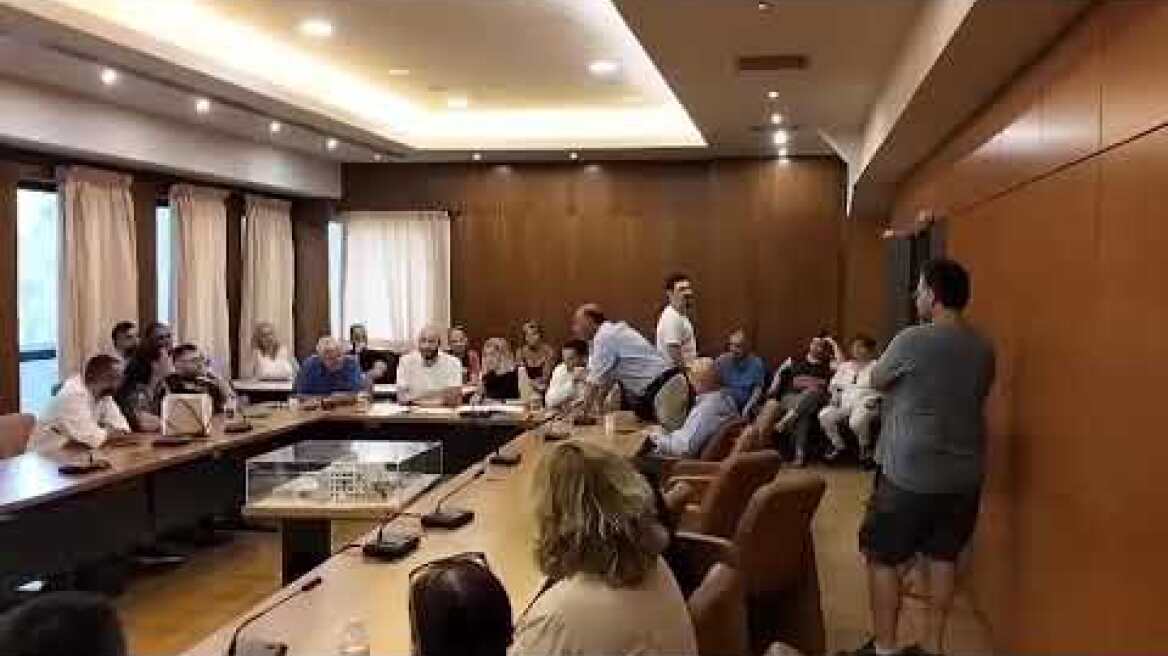 Ένταση στο Δημοτικό Συμβούλιο του Δήμου Λυκόβρυσης (1)