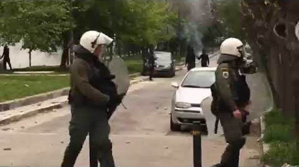 Επεισόδια με μολότοφ και πετροπόλεμος στην Πατησίων (2)