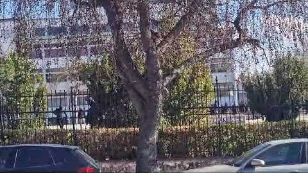 Κουκουλοφοροι άναψαν φωτιές σε κάδους, μπήκαν μέσα στο ΑΠΘ και πετάνε πέτρες στα ΜΑΤ από το προαύλιο