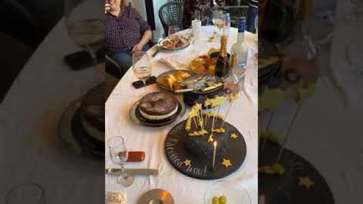 Ελένη Τσολάκη: Το πάρτι έκπληξη για τα γενέθλιά της και το... ζεϊμπέκικο