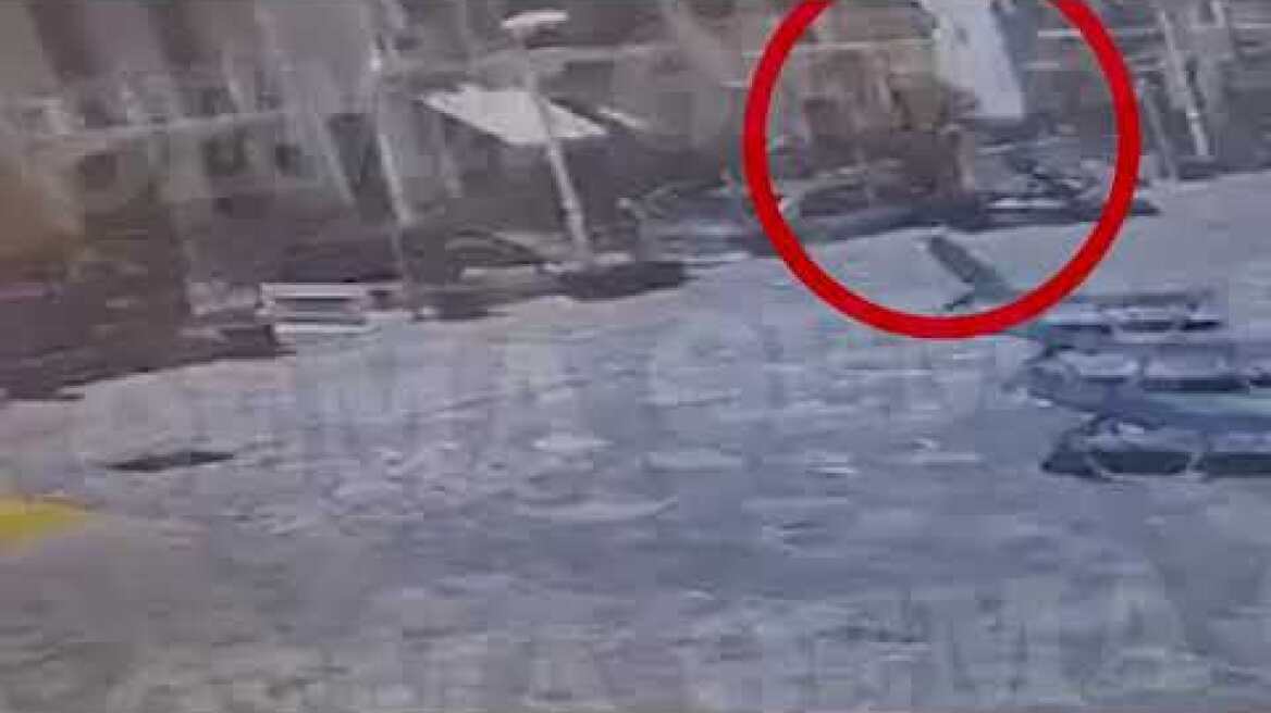 Ο Μάικ Μόσλεϊ περπατά στη Σύμη