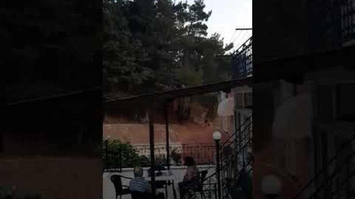 Μετανάστες σπάνε από το...βουνό τον αστυνομικό φραγμό στη Μυτιλήνη για να μην μπουν στη Δομή!