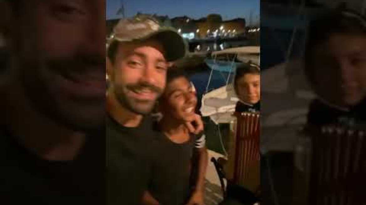 Σάκης Τανιμανίδης: Τραγουδά το Despacito στα Χανιά με διάφορα παιδιά