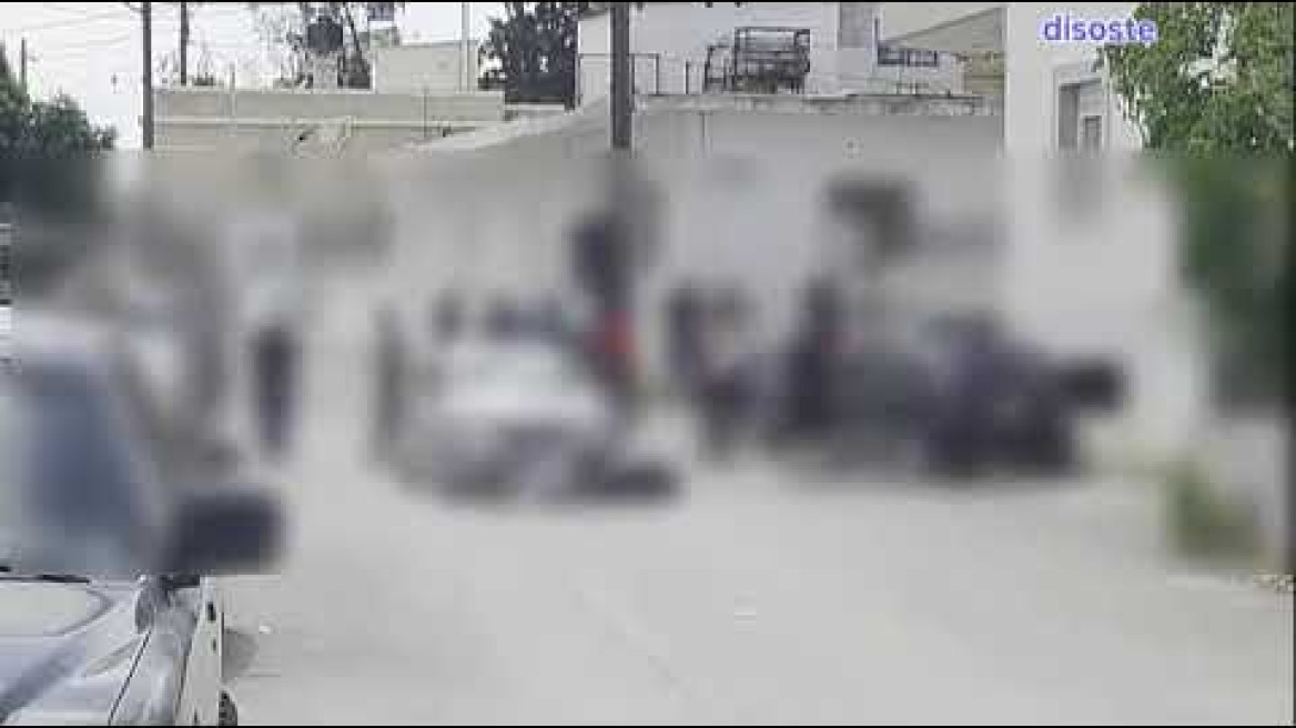 Σοκάρει η σφοδρή σύγκρουση μηχανής με αυτοκίνητο