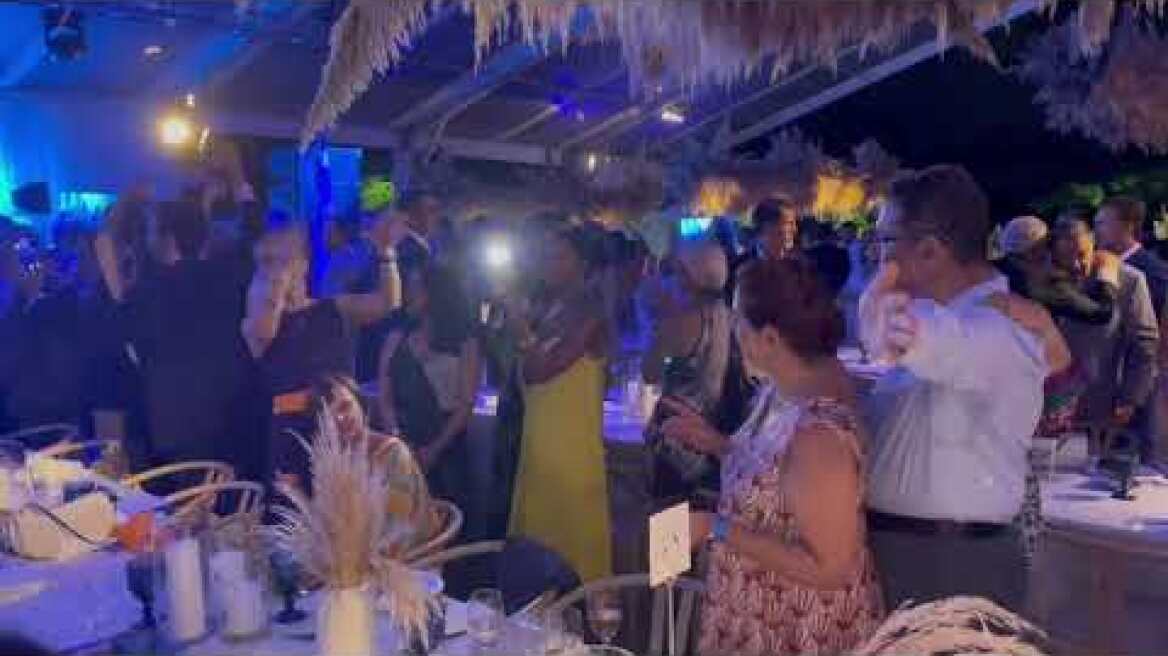 Ο Μπουρλά διασκέδασε στον Ρέμο σε φιλανθρωπικο γκαλά στα Χάμπτονς