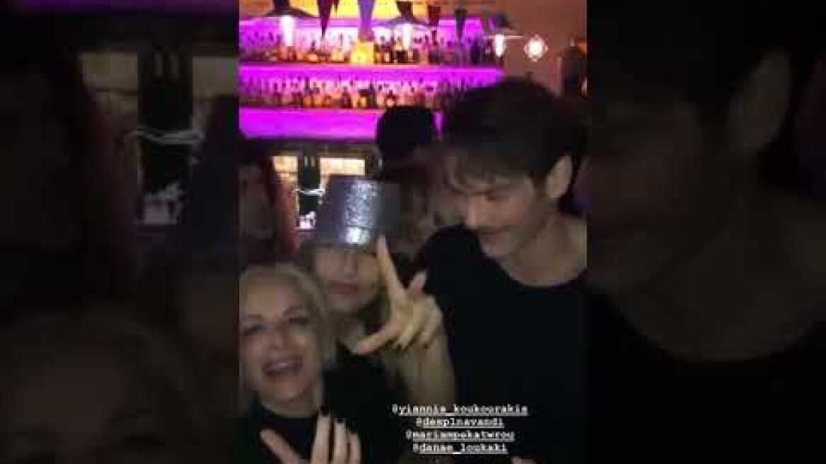 Δέσποινα Βανδή: Ξέφρενο βράδυ... με τους ηθοποιούς από τις "Άγριες Μέλισσες"!