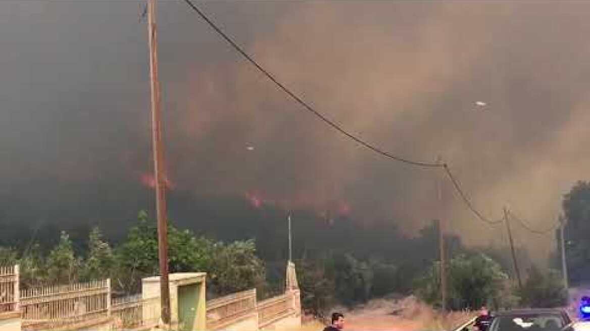 Φωτιά στα Δερβενοχώρια: Ανεξελεγκτο το πύρινο μέτωπο