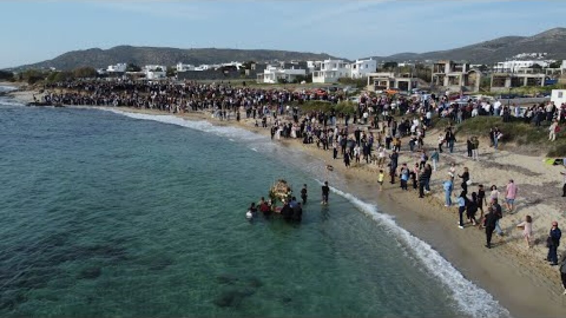 Καστράκι Νάξου: Με συγκίνηση και δέος η περιφορά του Επιταφίου μέσα στη θάλασσα