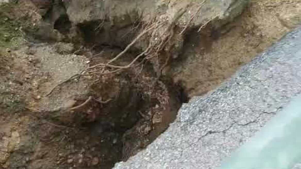 Κατολίσθηση αλλά και καθίζηση τμήματος του οδικού δικτύου στην περιοχή Κολωνάκια στο Πυλί