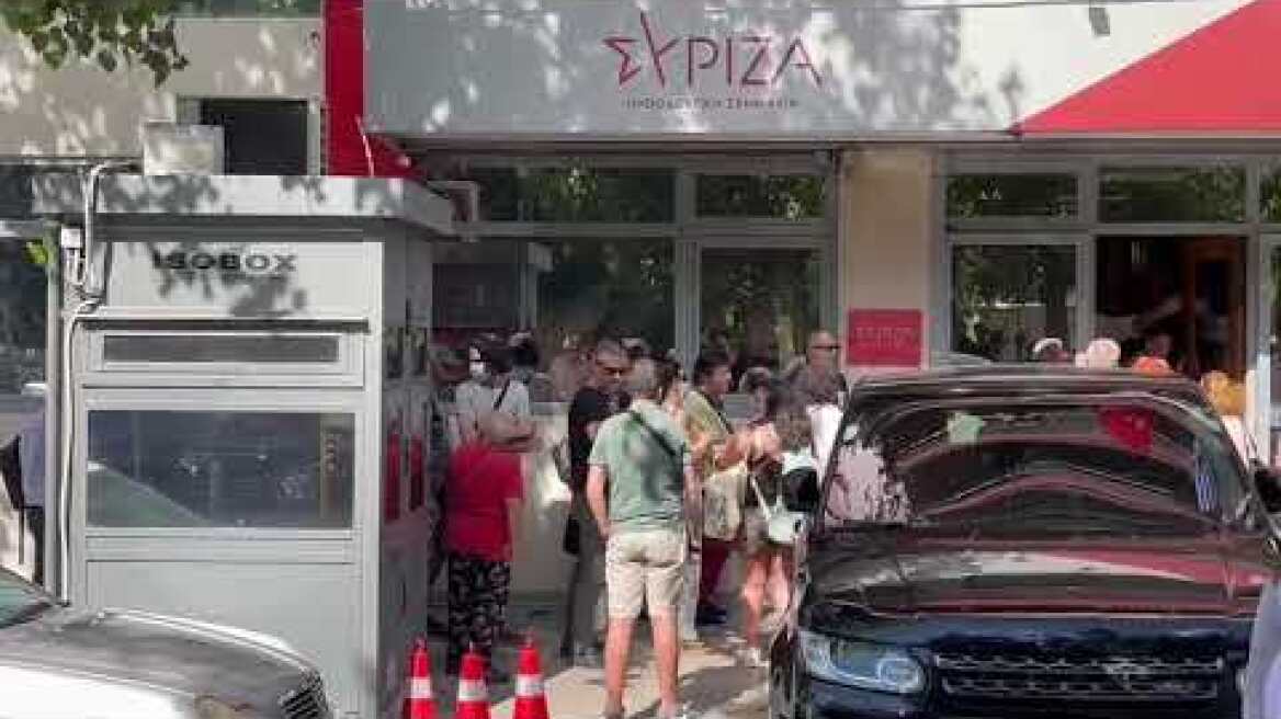 Πολίτες περιμένουν για να συναντήσουν προσωπικά τον Κασσελάκη