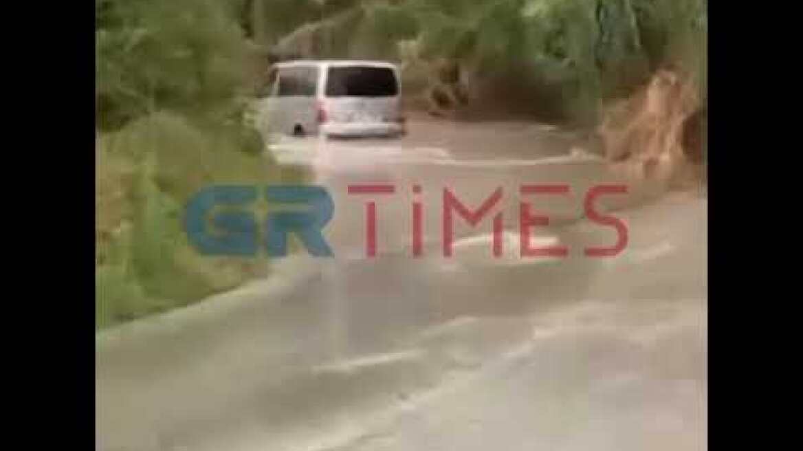 Χαλκιδική: Απεγκλωβίστηκε οικογένεια τουριστών από τη Συκιά