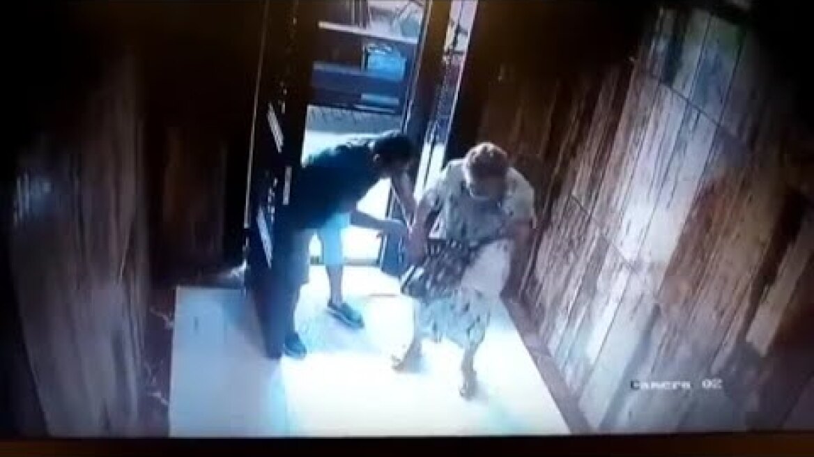 Brutal agresión a una anciana en Valencia durante un asalto en el portal