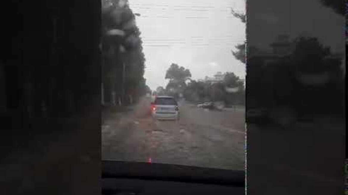 Μπουρίνι έπνιξε την Βουλιαγμένη (2)