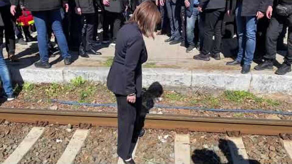 Thestival.gr Λουλούδι από την ΠτΔ στις ράγες του παλιού ΟΣΕ