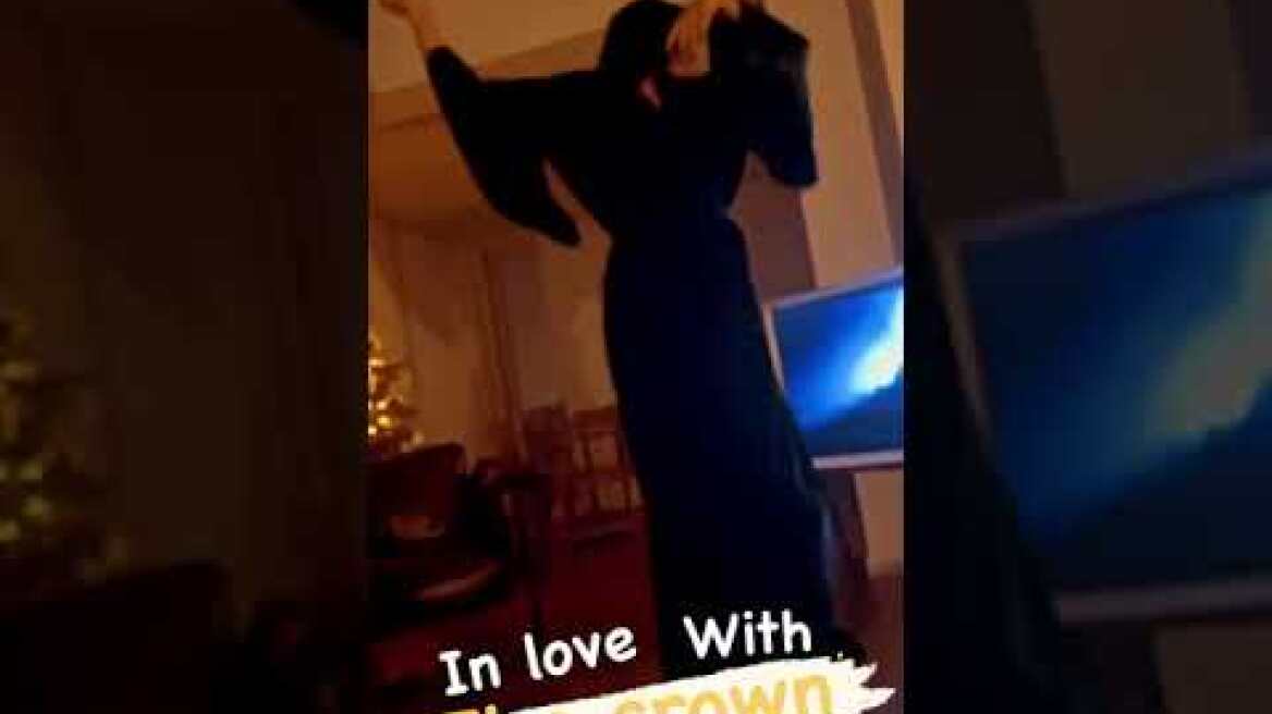 Ζενεβιέβ Μαζαρί: Μαγεμένη από το "The Crown" - Χορεύει με τη ρόμπα της στη μέση του σαλονιού της!