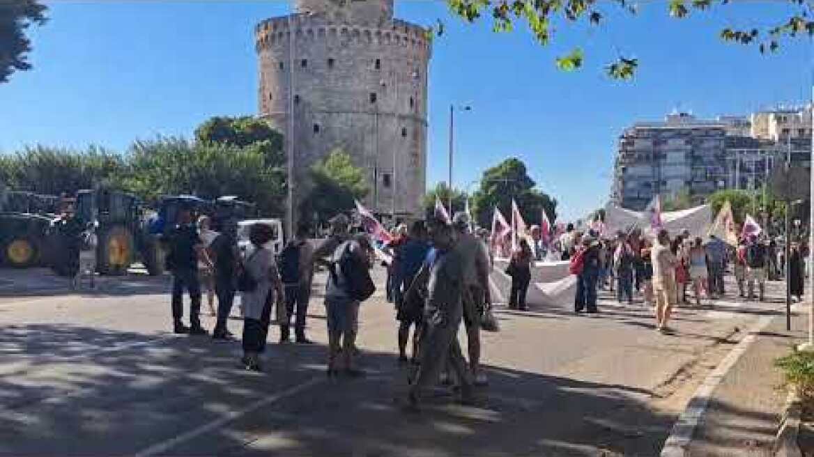 Thestival.gr Έφτασαν οι πρώτοι αγρότες με τα τρακτέρ στον Λευκό Πύργο