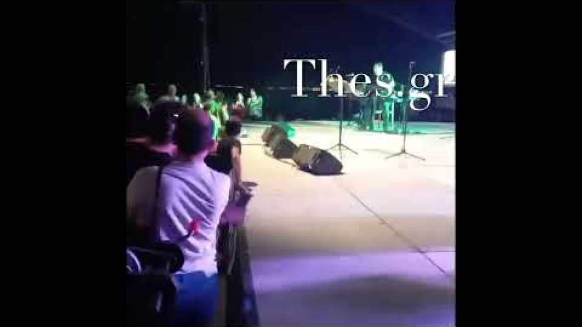 Η Μπέσσυ Αργυράκη έπεσε από την σκηνή σε συναυλία στην Αγία Τριάδα