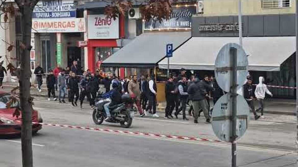 Συγκέντρωση και συνθήματα από Ρομά έξω από τα δικαστήρια Θεσσαλονίκης 4