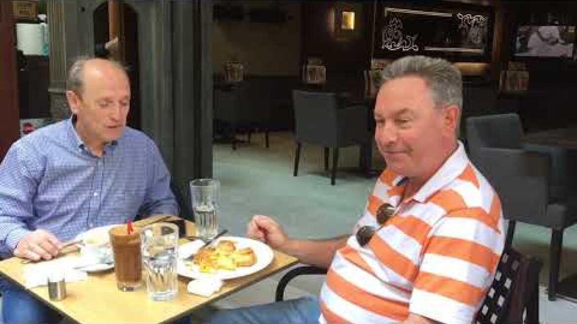 Εστίαση βίντεο κύριοι μιλούν ενώ πίνουν τον καφέ τους