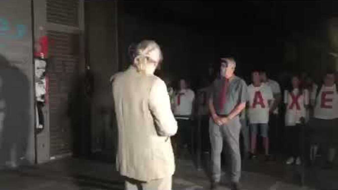 Σκετς μπροστά από το υπ Εργασίας