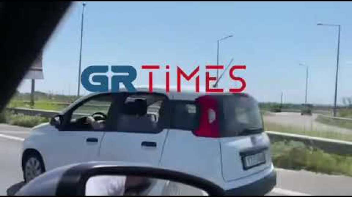 Χαλκιδική: Τεράστιο μποτιλιάρισμα από ΙΧ που πήρε φωτιά στη μέση του δρόμου (2)