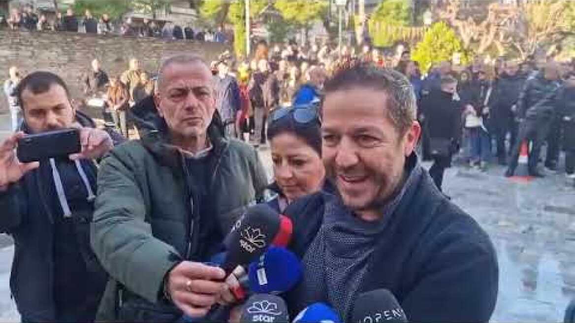 Η Θεσσαλονίκη αποχαιρετά τον Βασίλη Καρρά - Ουρές για το λαϊκό προσκύνημα