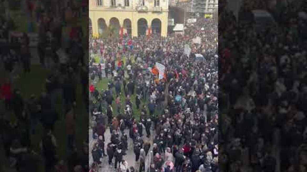 Πλήθος κόσμου στη Θεσσαλονίκη για τα Τέμπη