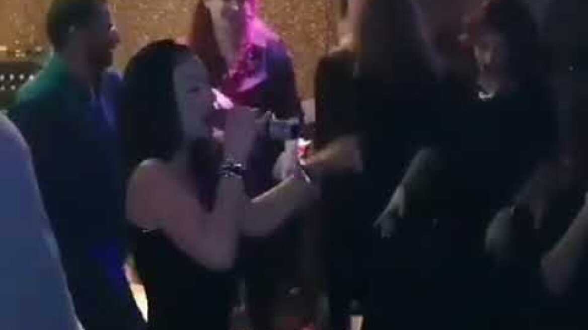 Η τραγουδίστρια κόρη του Βαγγέλη Ρωχάμη ανάβει “φωτιές” στις πίστες